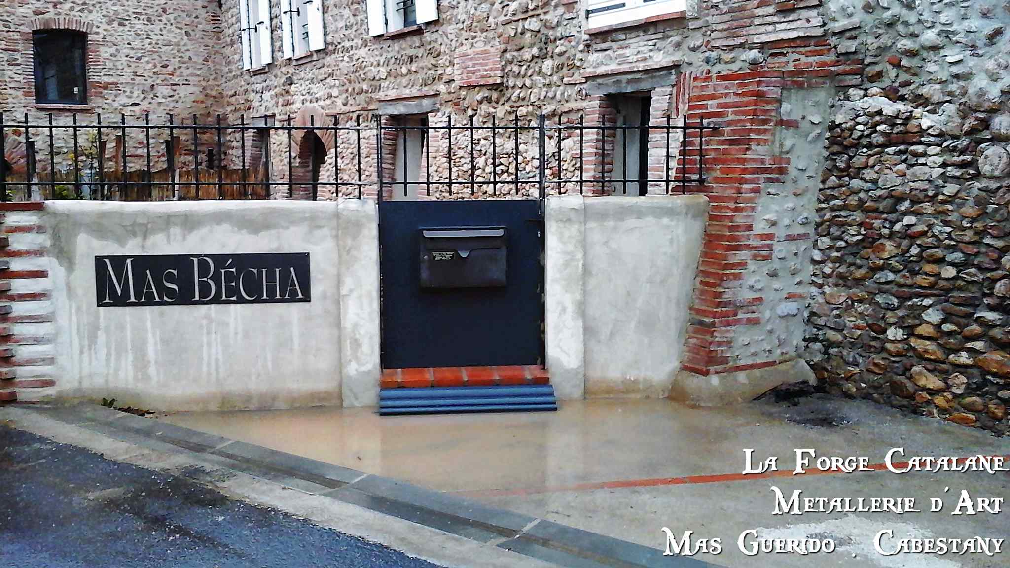 portillon fer avec boite aux lettres reception colis forge catalane.jpg